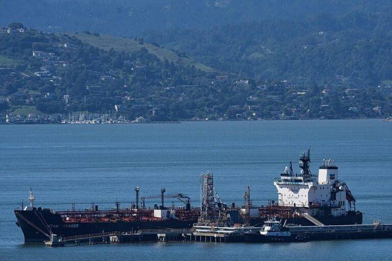 الحرب تعيق تدفقات النفط عبر مضيق هرمز