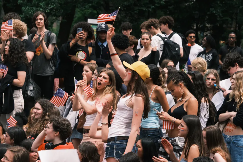 يتوقع معظم الآباء أن تركز المدارس على الجوانب الأكاديمية - وليس على النشاط الاجتماعي