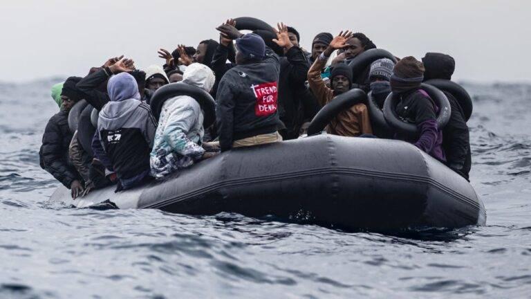 قارب هجرة غير نظامية
