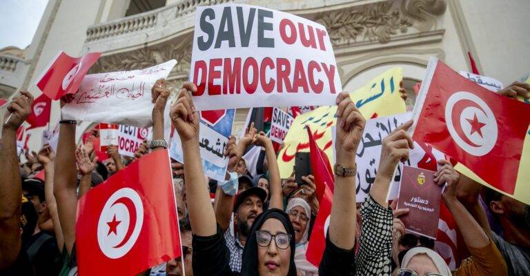 احتجاجات مطالبة بالديموقراطية وحرية التعبير في تونس