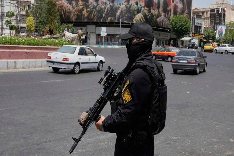 آلاف النشطاء والإعلاميين اعتقلوا خلال احتجاجات في روسيا وفنزويلا وإيران