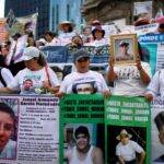 فعالية لعائلات الضحايا يحملن خلالها صور المفقودين