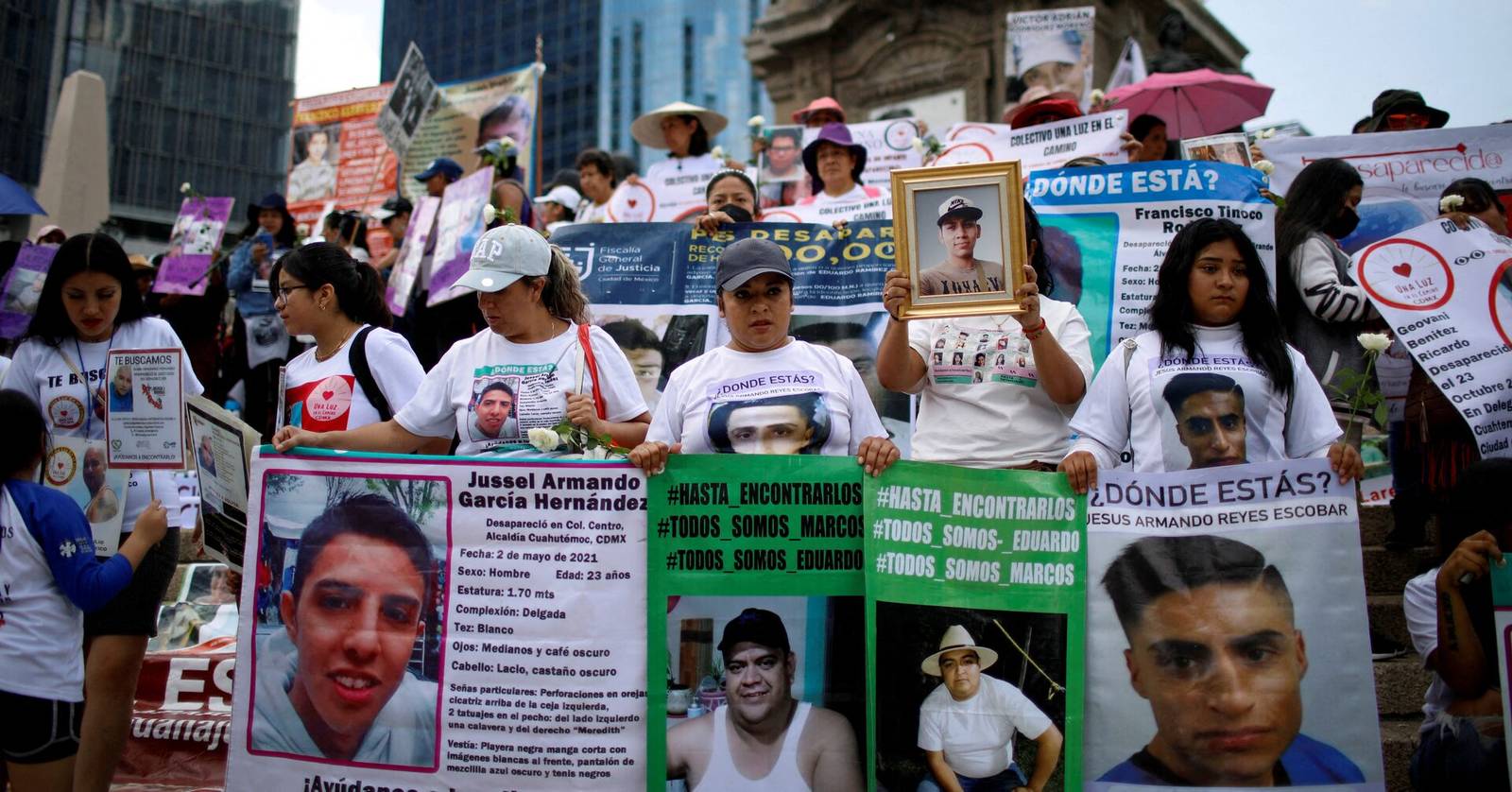 فعالية لعائلات الضحايا يحملن خلالها صور المفقودين