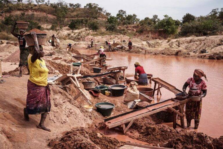 نساء سنغاليات تعملن في تعدين الذهب