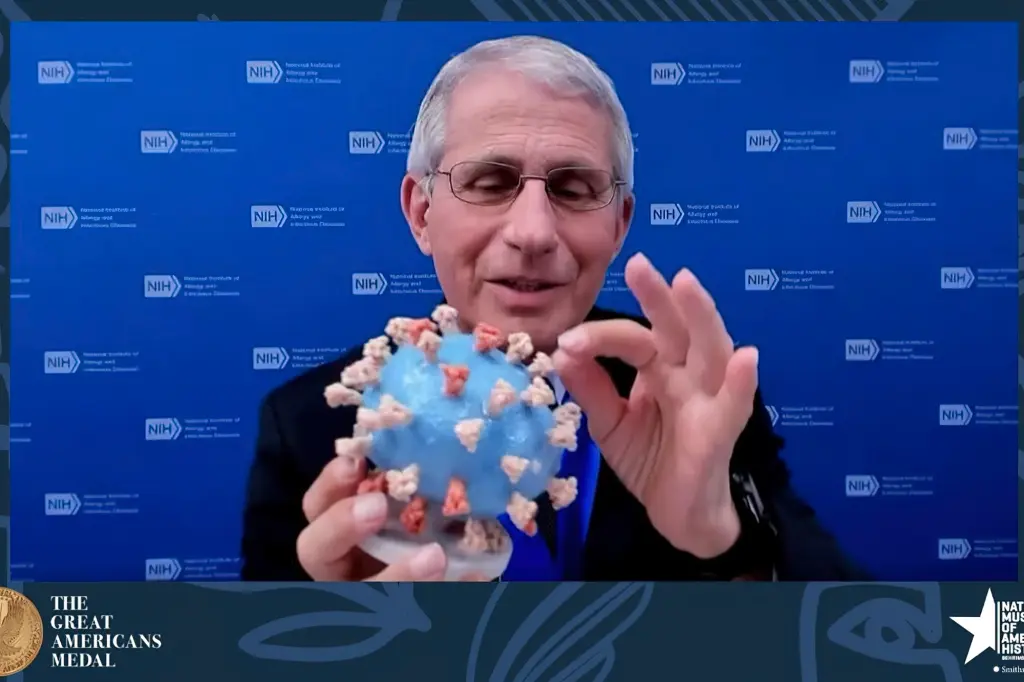 تُظهر الصورة الدكتور أنتوني فاوتشي وهو يحمل نموذجًا لفيروس كوفيد-19 أثناء تقديمه لمتحف سميثسونيان في 2 مارس 2020.