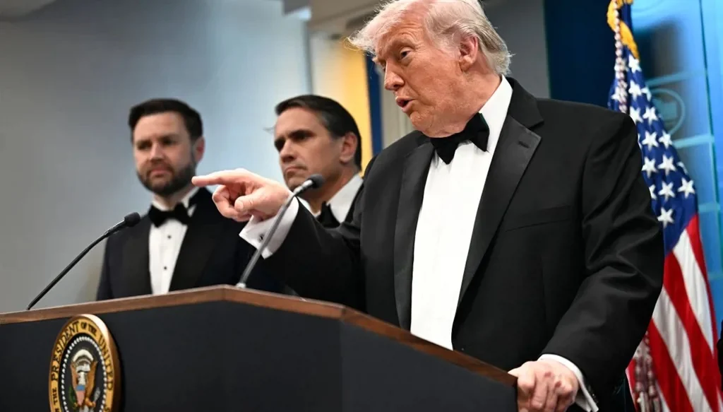 دونالد ترامب بعد حادث اطلاق النار