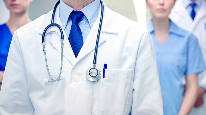 لم يعد المرضى وحدهم من فقدوا صبرهم تجاه إضرابات الأطباء، بل حتى زملاؤهم في المهنة بدؤوا يشعرون بالضيق