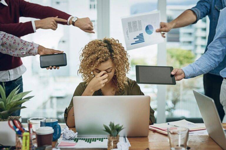 الضغوط في بيئة العمل - تعبيرية