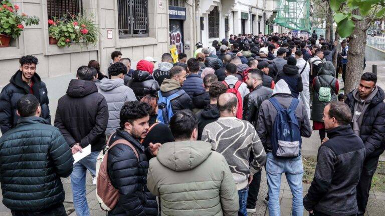 مهاجرون يتقدمون لتسوية أوضاعهم في إسبانيا