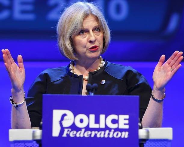 تيريزا ماي، وزيرة الداخلية آنذاك، تتحدث في المؤتمر السنوي لاتحاد الشرطة في إنجلترا وويلز عام 2010