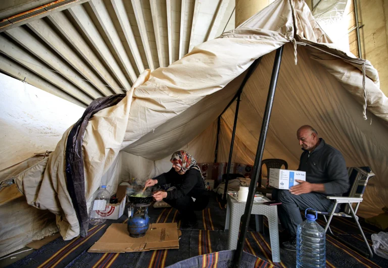 أسرة لبنانية نازحة داخل خيمتها