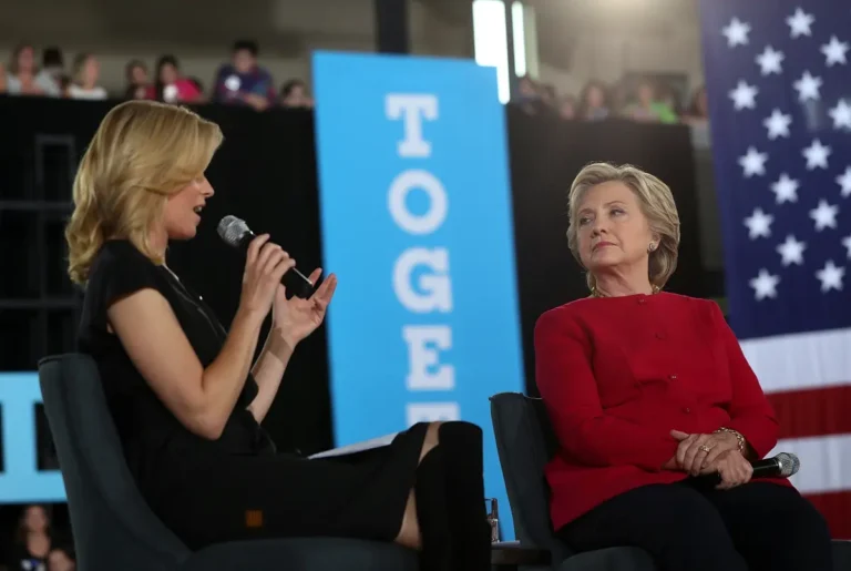 قامت الممثلة إليزابيث بانكس بحملة انتخابية مكثفة لصالح كل من هيلاري كلينتون وكامالا هاريس.