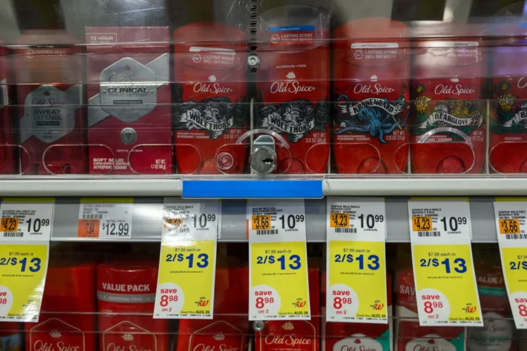 تم رصد مزيلات العرق المقفلة لمنع السرقة في صيدلية "دوان ريد" في مدينة نيويورك بتاريخ 24 أغسطس 2023.