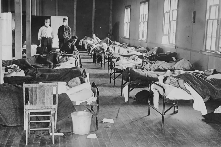 جنود مصابون بـالإنفلونزا الإسبانية يتلقون العلاج في كولورادو عام 1918