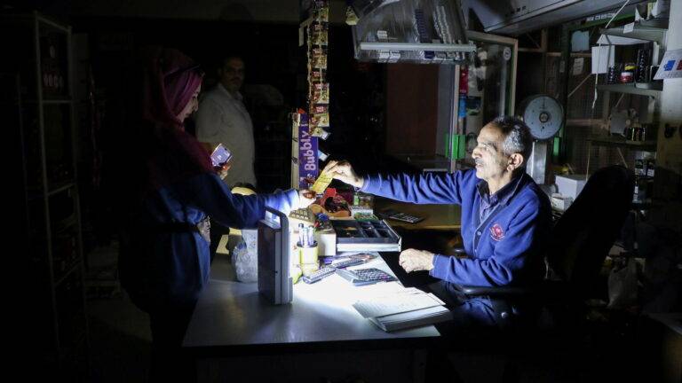 تحصل بعض المنازل اللبنانية خلال اليوم على معدل يتراوح بين 4 و6 ساعات كهرباء يوميًا كمعدل عام