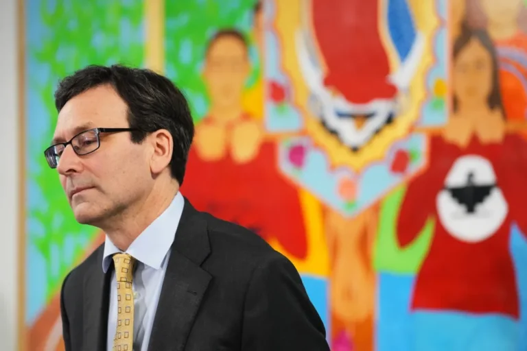 يستمع حاكم ولاية واشنطن بوب فيرغسون إلى أحد المتحدثين قبل توقيع مشاريع القوانين