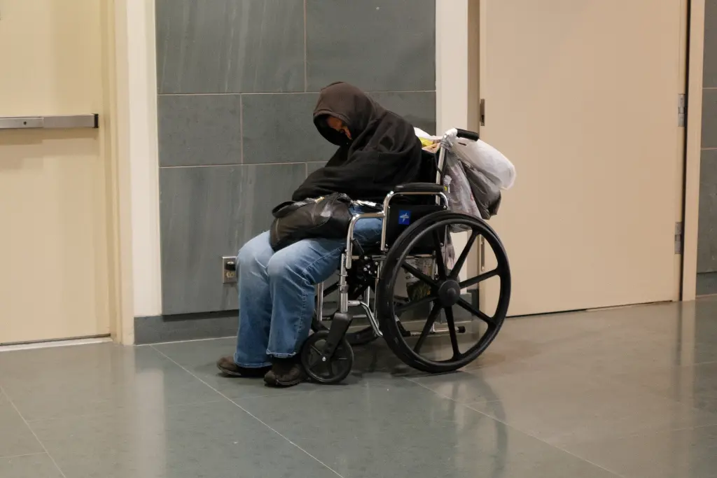 لذا من المقلق أن نرى أن العديد من مكتبات كاليفورنيا قد تحولت بشكل أساسي إلى مراكز رعاية نهارية للمشردين.