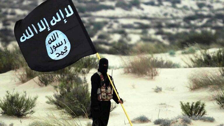 صورة متداولة لأحد عناصر تنظيم داعش الإرهابي