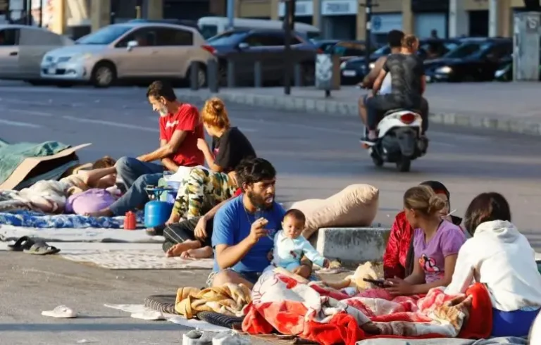نازحون لبنانيون يفترشون الأرض هربا من الحرب
