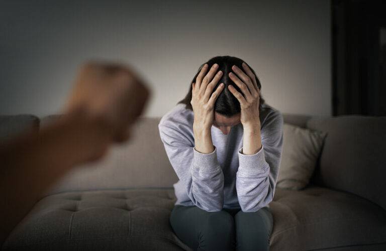 تفشي الأمراض المعدية قد يؤدي إلى ارتفاع العنف ضد النساء