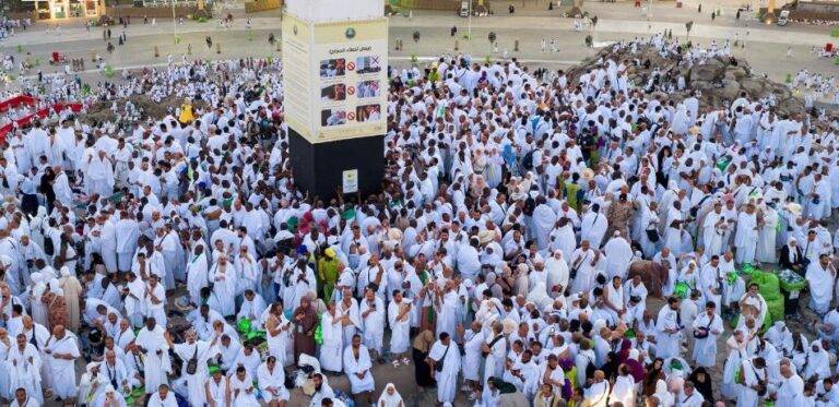 حجاج بيت الله الحرام على مشعر عرفات