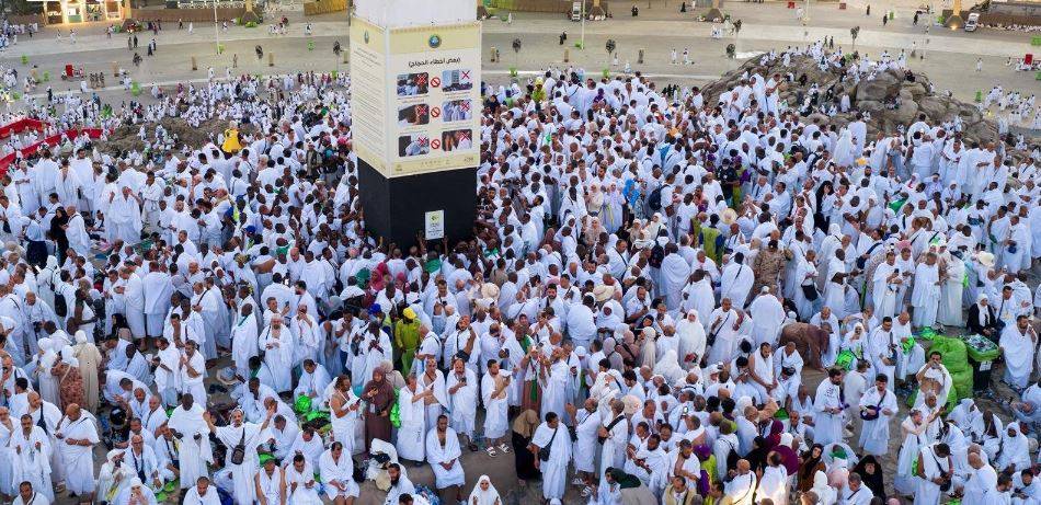 حجاج بيت الله الحرام على مشعر عرفات