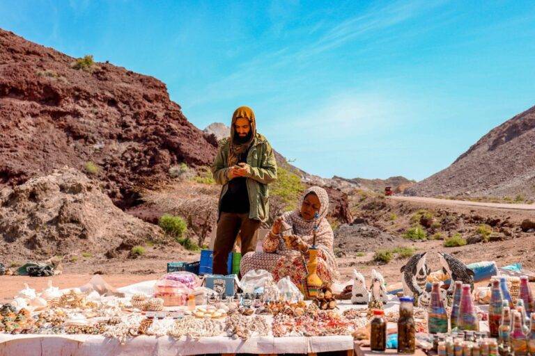 سيدة إيرانية تعرض منتجات محلية للبيع في جزيرة هرمز
