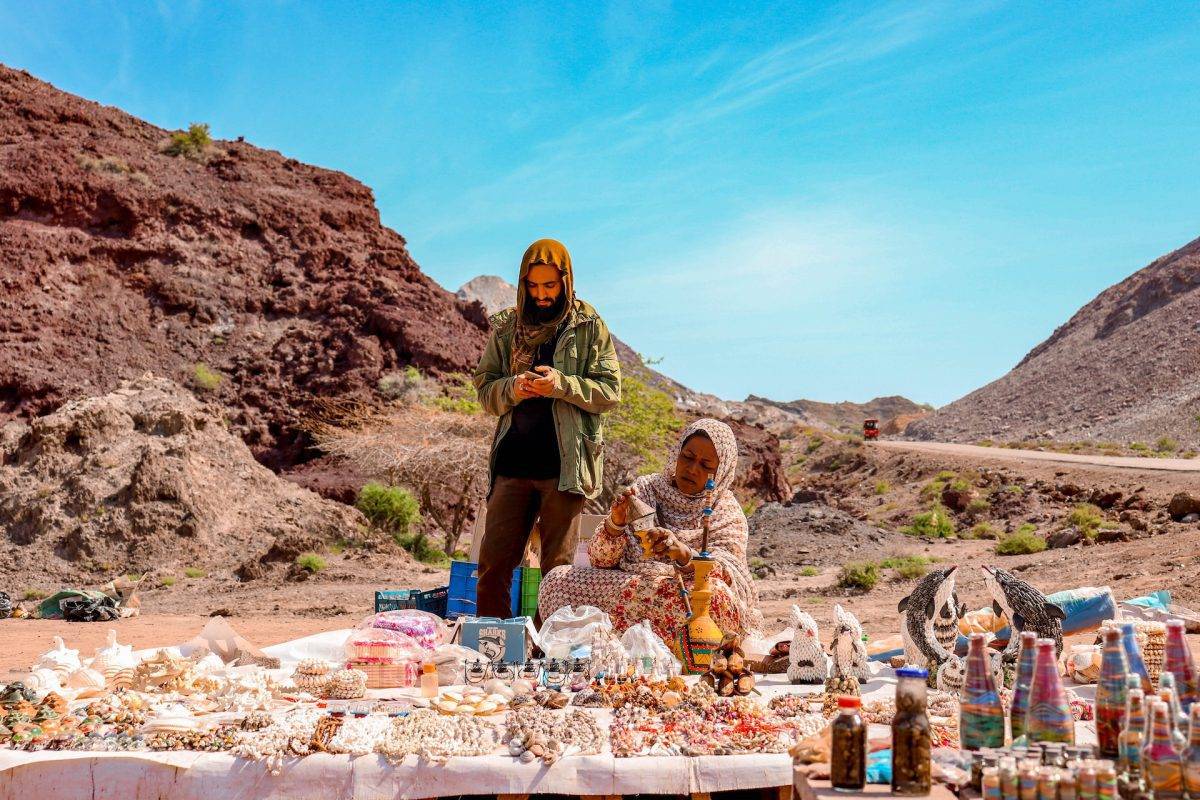 سيدة إيرانية تعرض منتجات محلية للبيع في جزيرة هرمز