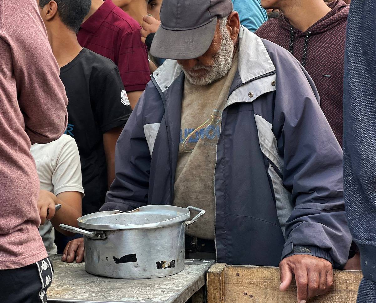 الآلاف يقفون في طوابير بالساعات في غزة للحصول على الغذاء