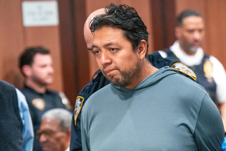 يظهر هنا رومان أماتيتلا، البالغ من العمر 38 عامًا، والمتهم بقتل أربعة أشخاص في حريق، من بينهم فتاة تبلغ من العمر 3 سنوات في منزل في شارع أفيري، في جلسة استماع له في كوينز يوم الخميس 9 أبريل 2026.