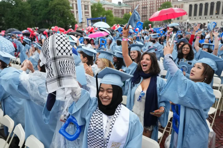 خريجون خلال حفل تخرج جامعة كولومبيا يوم الأربعاء 21 مايو 2025 في مدينة نيويورك، نيويورك