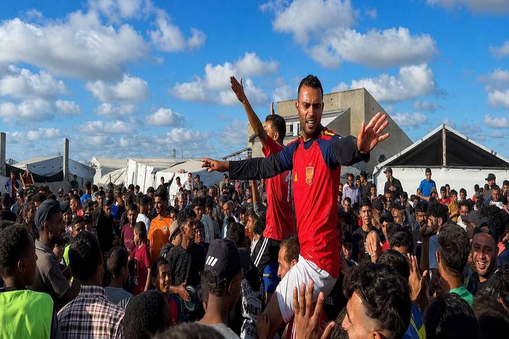 نازحو غزة يهربون من الواقع المؤلم لكرة القدم