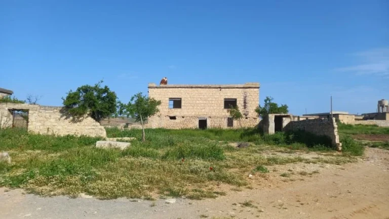 نازح سوري يتفقد منزله وأرضه بعد عودته