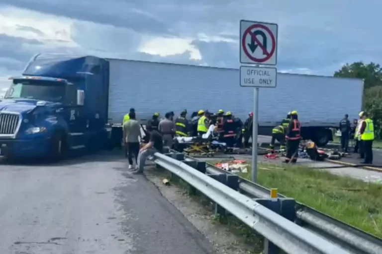 المسعفون الأوائل في موقع حادث تصادم شاحنة يُزعم أن سائقًا مهاجرًا غير شرعي تسبب فيه في فلوريدا في 12 أغسطس 2025.