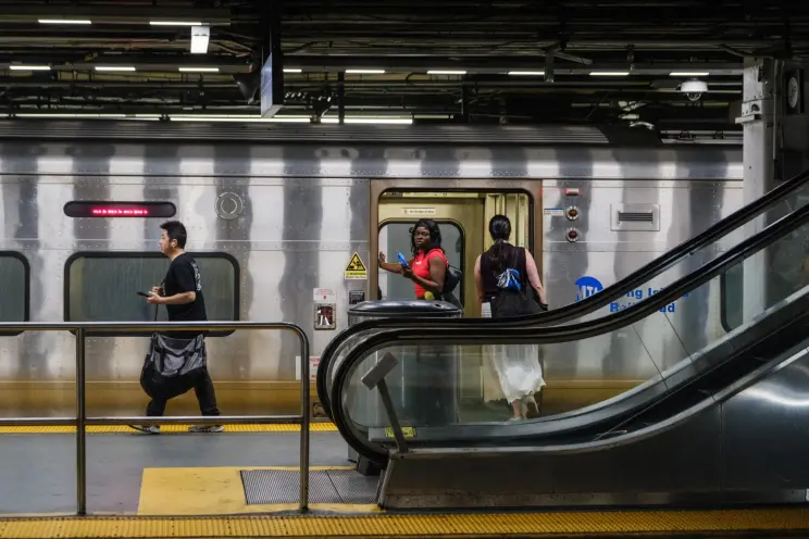 ركاب يستقلون قطار LIRR في محطة بن في مانهاتن في 19 مايو 2026.