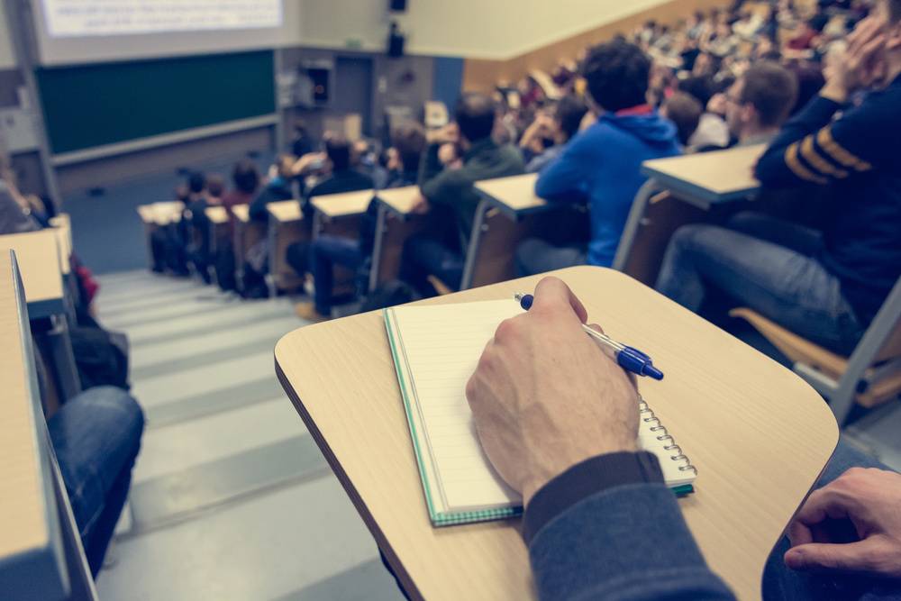 الجامعة ليست مكانًا لنقل المعلومات فحسب، بل هي مساحة عامة لصناعة الأفكار