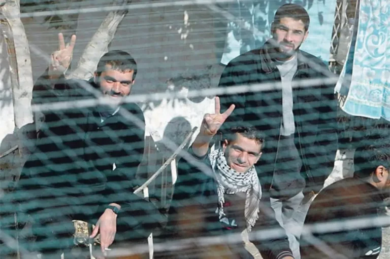 الاحتجاز طويل الأمد يخلق مآسٍ خلف القضبان
