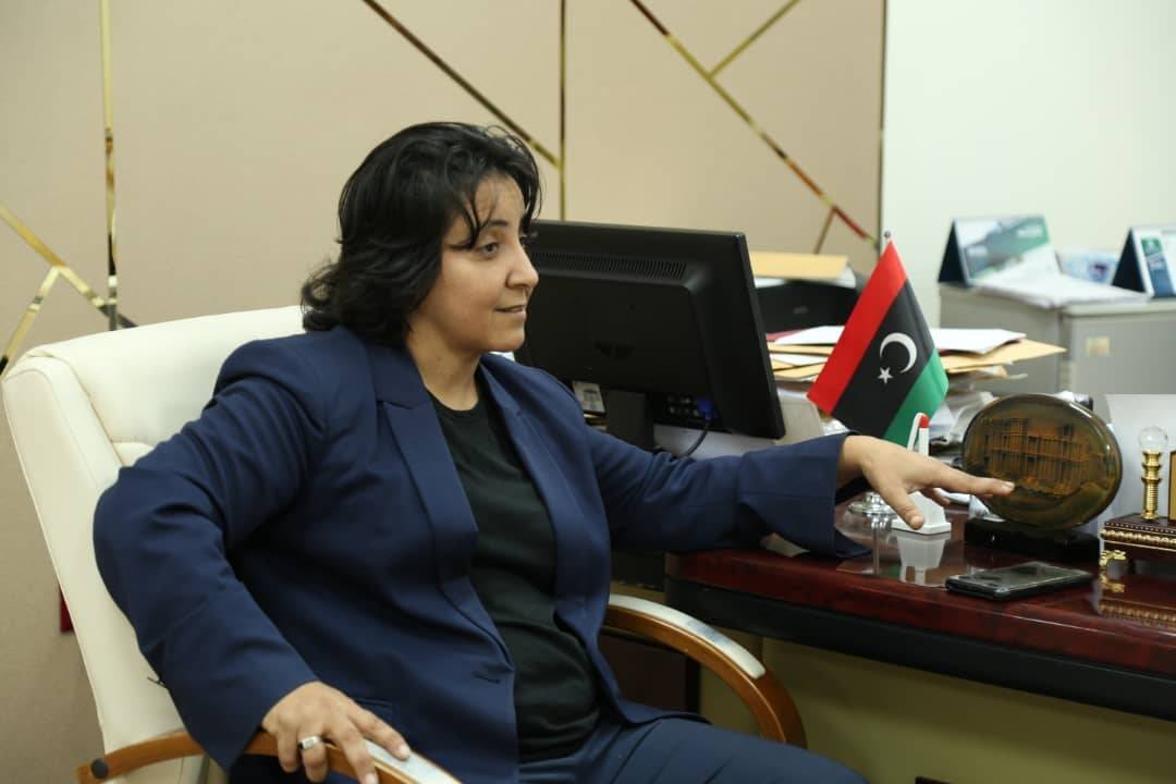 رئيسة الاتحاد العام لنقابات عمال ليبيا نرمين الشريف