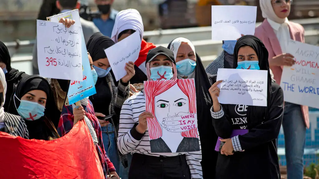 احتجاجات ضد انتهاكات حقوق المرأة ومطالبات بـ الحماية من العمف