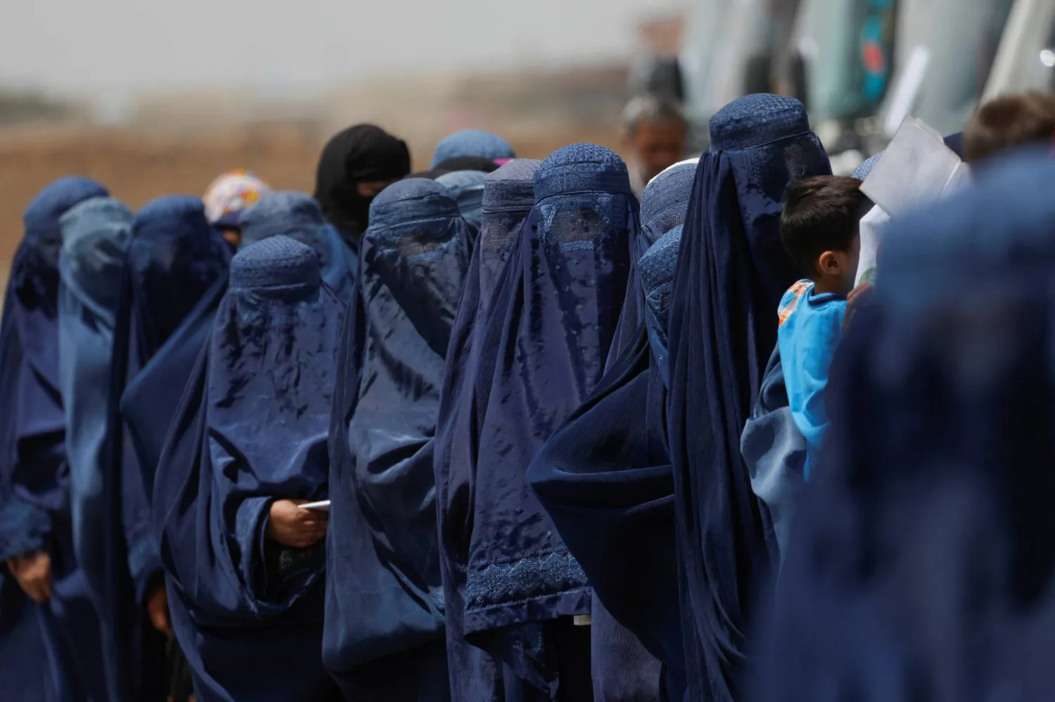 نازحات أفغانيات يواجهن معاناة مزدوجة بين النزوح والفقر