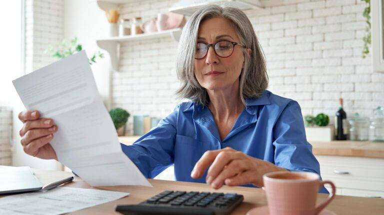 سيدة أمريكية تعود للعمل بعد تقاعدها