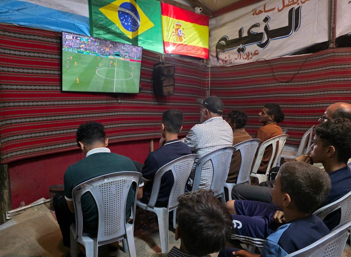 أهالي غزة يشاهدون كأس العالم وسط الدمار