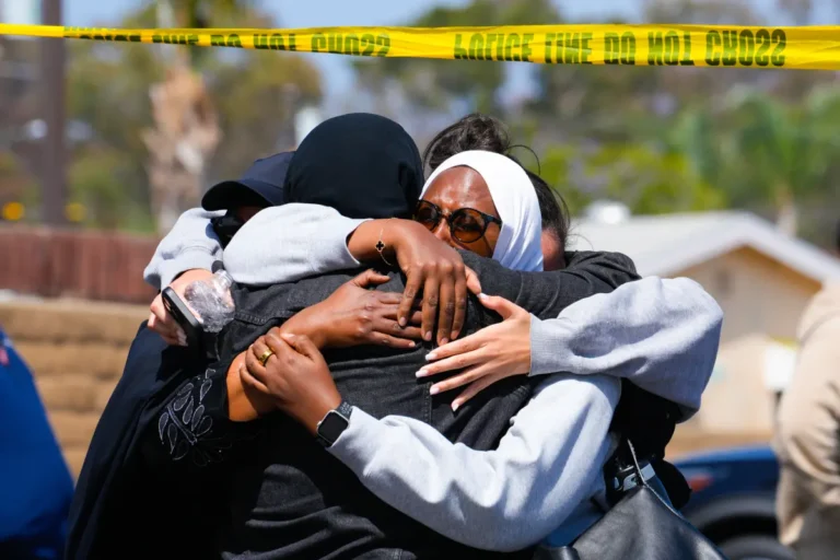 الناس يتعانقون بعد حادث إطلاق نار مميت في المركز الإسلامي في سان دييغو