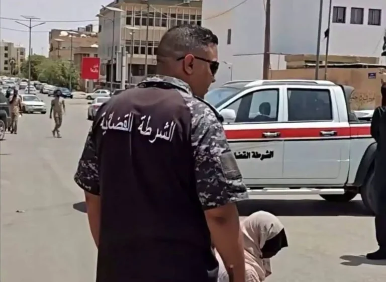 تنفيذ حكم بالجلد بحق امرأة في أحد شوارع مدينة سبها