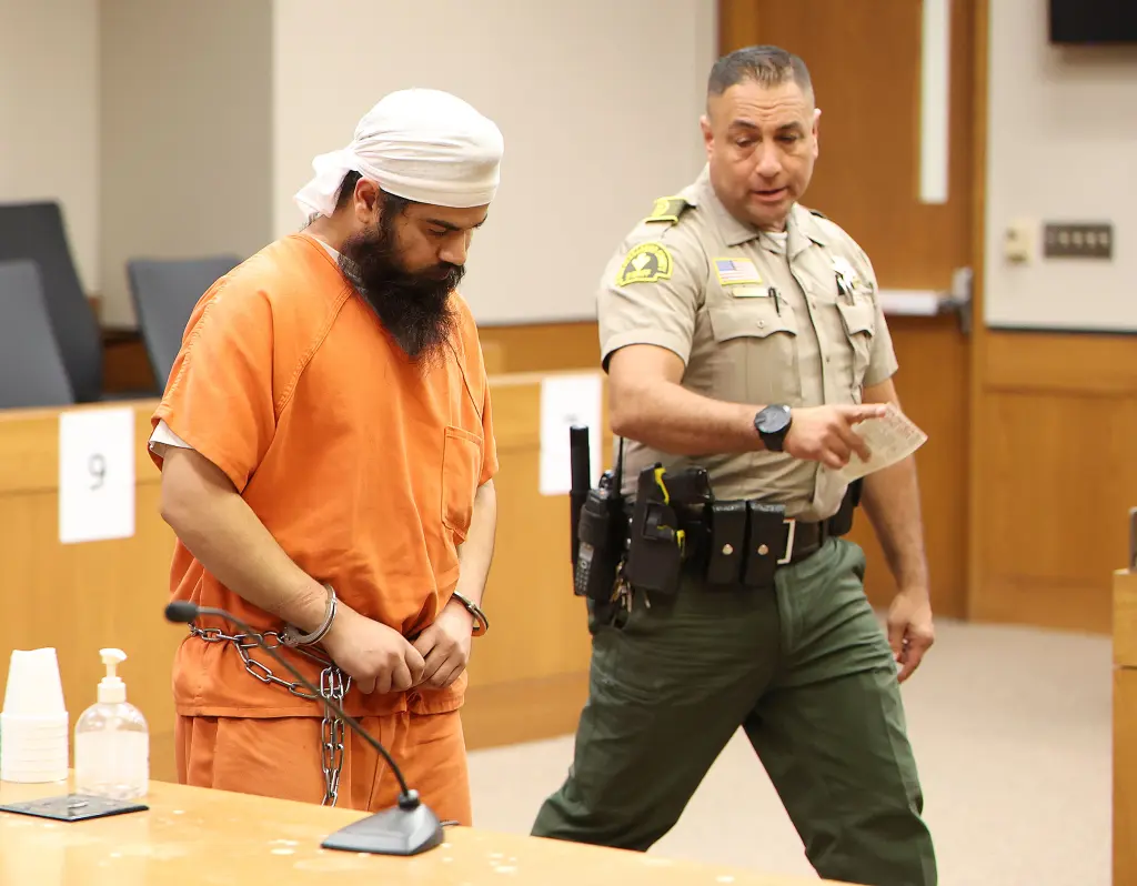 أصدرت ولاية كاليفورنيا رخصة قيادة تجارية مقيدة لغير المقيمين، ثم رفعت القيد عندما بلغ 21 عاماً. وبعد ستة أيام قتل ثلاثة أشخاص.