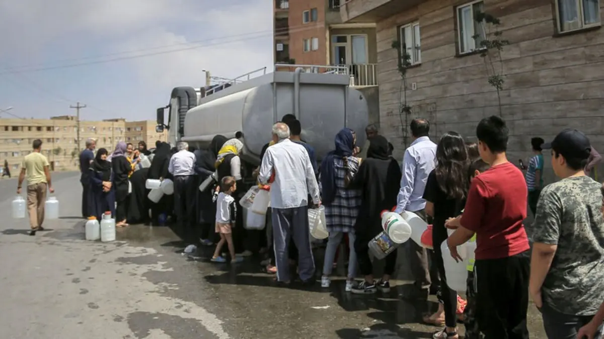 إيرانيون ينتظرون دورهم للحصول على حصة المياه من صهريج متنقل