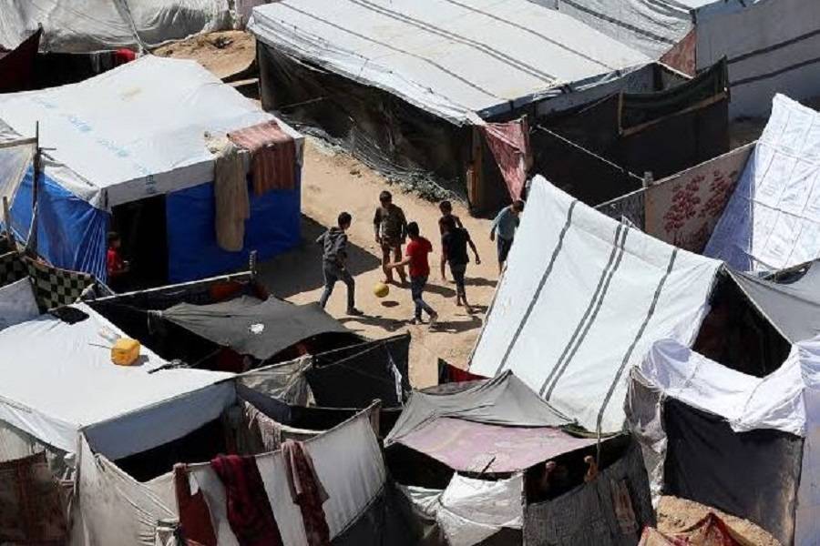 أطفال غزة يلعبون الكرة وسط المخيمات