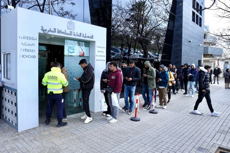 مهاجرون مغاربة أمام قنصلية بلادهم في إسبانيا