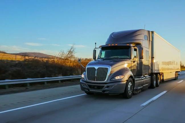 يحتاج كل حامل رخصة قيادة تجارية غير مقيم إلى ملف قابل للتتبع يسجل بيانات الفاحص والمشرف والتصريح الطبي وتقييم اللغة ومقدم التدريب.