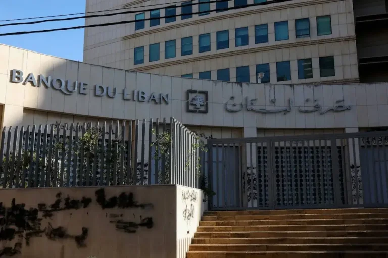 لبنان.. المودعون يأملون انفراجة بشأن أموالهم المحتجزة